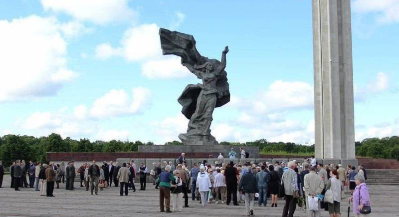 В Латвии собрали 10 тыс. подписей за снос памятника советским воинам