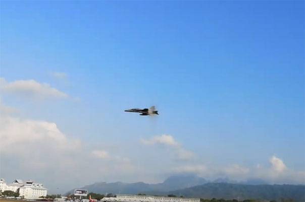 Инцидент с попаданием птицы в двигатель F-18 произошёл на авиашоу в Малайзии