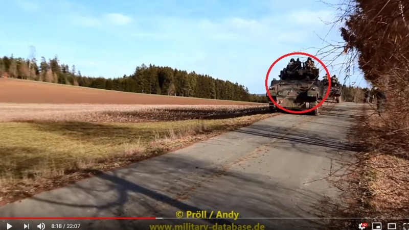 在美国，一辆M113装甲运兵车被伪装成俄罗斯T-72B3坦克