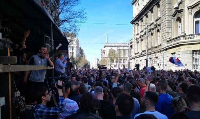 Протестующие в Белграде прорвались к президентскому дворцу
