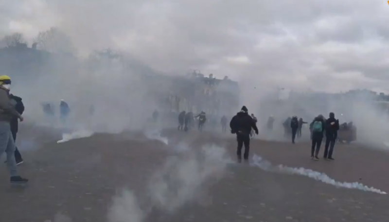 Манифестация «жёлтых жилетов» в Париже переросла в столкновения с полицией