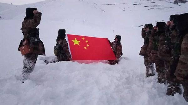 В Китае показали патрулирование границы "по горло в снегу"