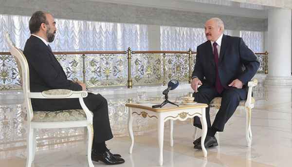 Лукашенко верит в победу Порошенко на выборах