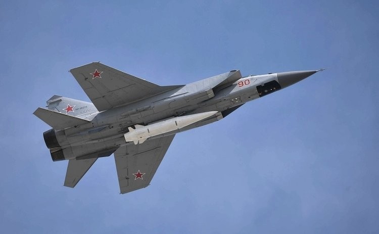 Путин осмотрел новый МиГ-31 с гиперзвуковой ракетой «Кинжал»