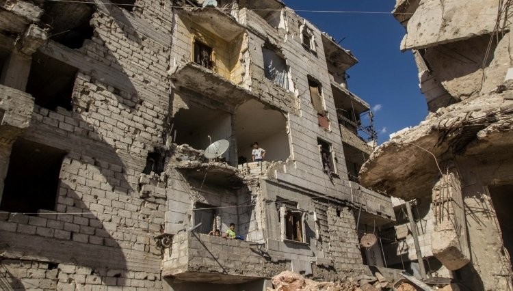 Почти десять жителей Сирии скончались в результате обстрелов боевиков в Алеппо и Скальбии