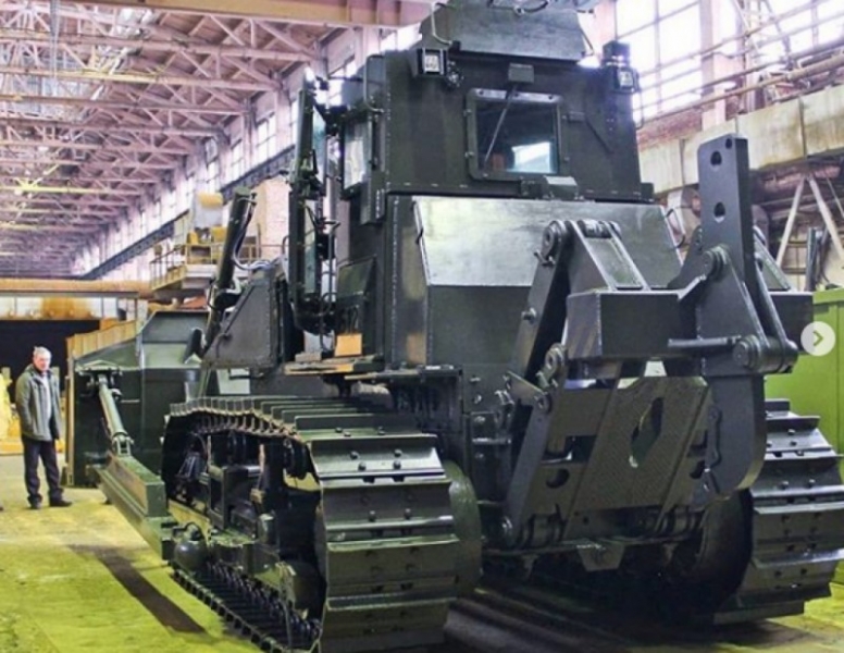 «俄罗斯技术公司» опубликовал новые фото бронированного трактора-взрывателя