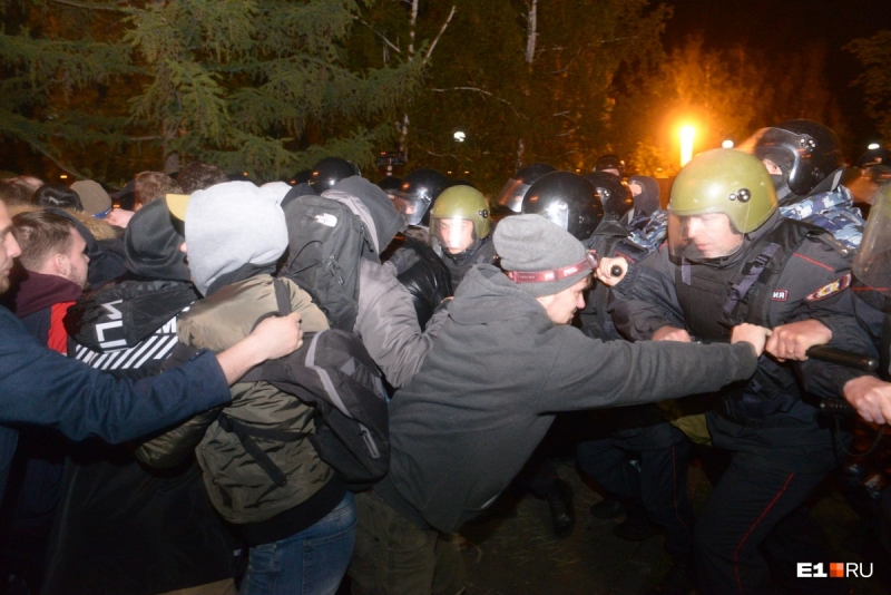 Ekaterimburgo: "мирный" протест под крики "Ганьба!" и ключевая роль американского медиахолдинга