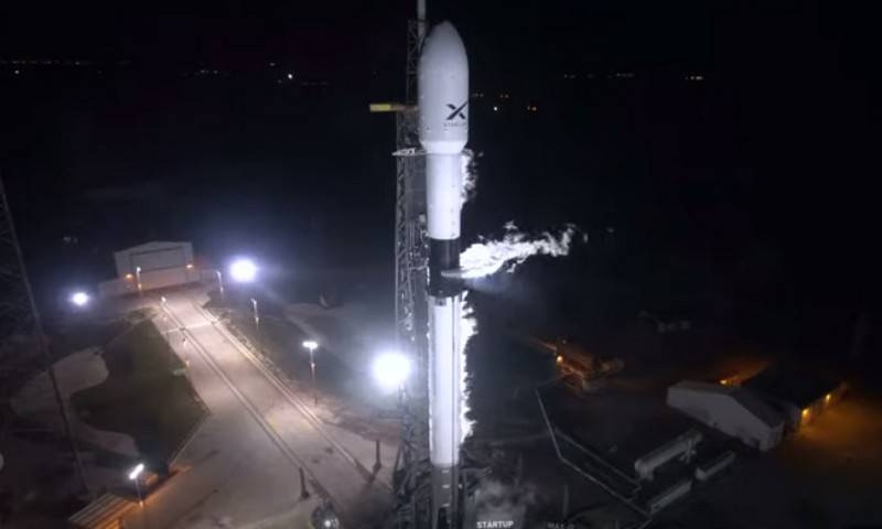 Тяжелая ракета Falcon 9 SpaceX успешно вывела на орбиту 60 satellites