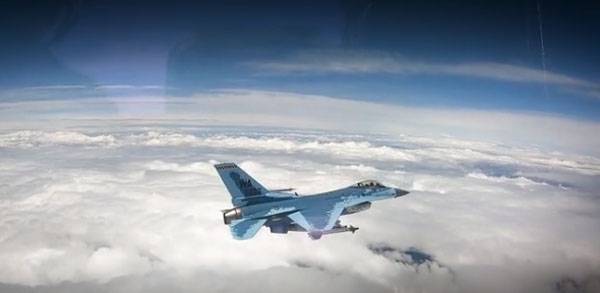 В США назвали причины использования камуфляжа Су-57 на F-16