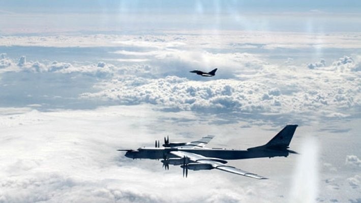 USAF accompanied by Russian fighter jets over the Arctic