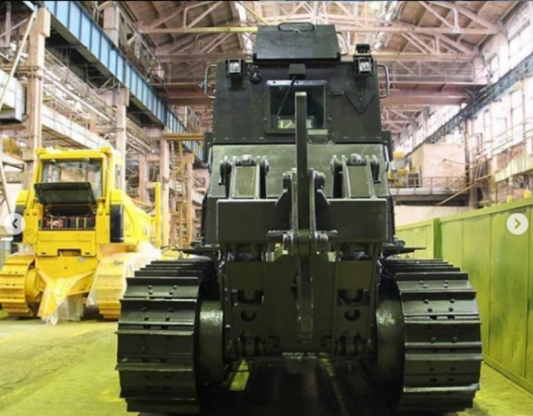 «Rostec» опубликовал новые фото бронированного трактора-взрывателя