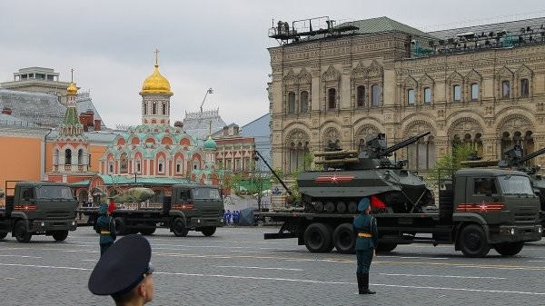 Shoigu Aurus pass on Red Square during the final rehearsal of the Victory Parade