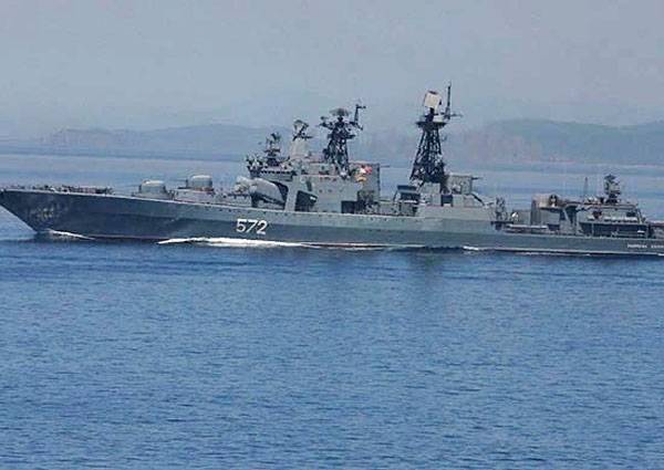 Появились кадры сближения БПК ТОФ и крейсера ВМС США: российские моряки загорают