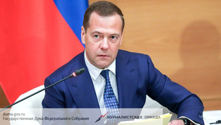 Медведев поручил проверить информацию о росте цен на бензин