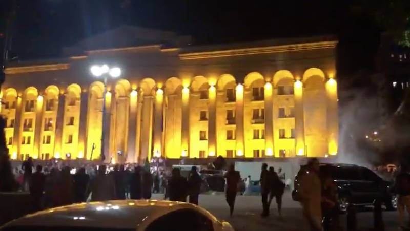 Антироссийская оппозиция в Грузии попыталась штурмом взять парламент