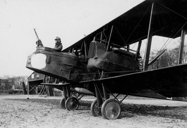 Aeronave de combate: sincronizador como símbolo de progreso 20 siglo 