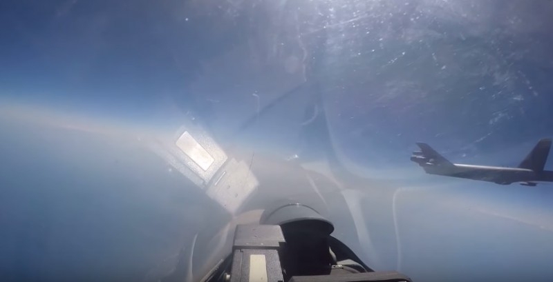 МО РФ показало видео перехвата Су-27 американского бомбардировщика