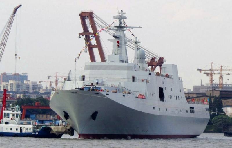 В Китае спущен на воду восьмой корабль-док проекта 071