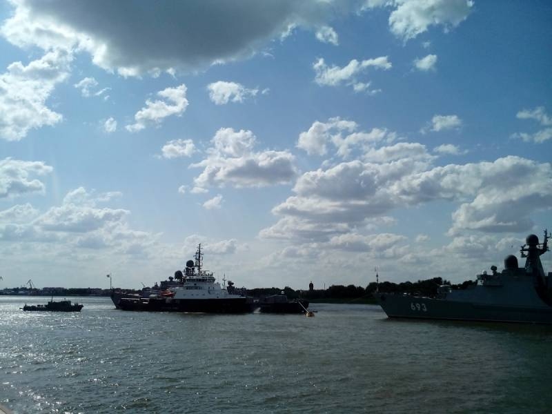 Подготовка к военно-морскому параду в "потерявшей" estado de la base principal del KFL Astrakhan