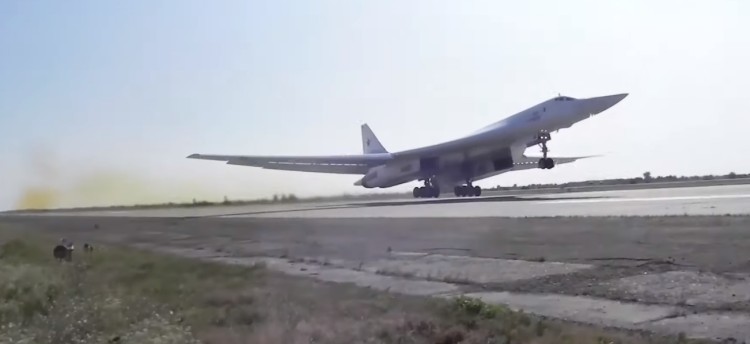 Минобороны РФ показало на видео полет ракетоносцев Ту-160
