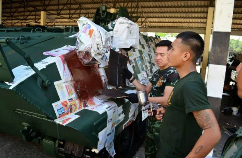 Показано нанесение камуфляжа на корпус бронетехники в ВС Таиланда