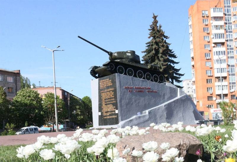 War monuments: T-34 in Chernihiv hit by Molotov cocktail"