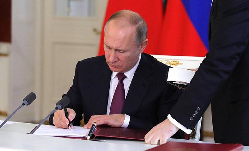 Vladimir Putin has signed a decree on awarding the dead submariners