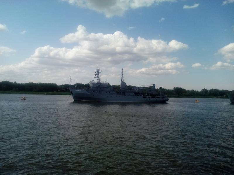 Подготовка к военно-морскому параду в "потерявшей" estado de la base principal del KFL Astrakhan