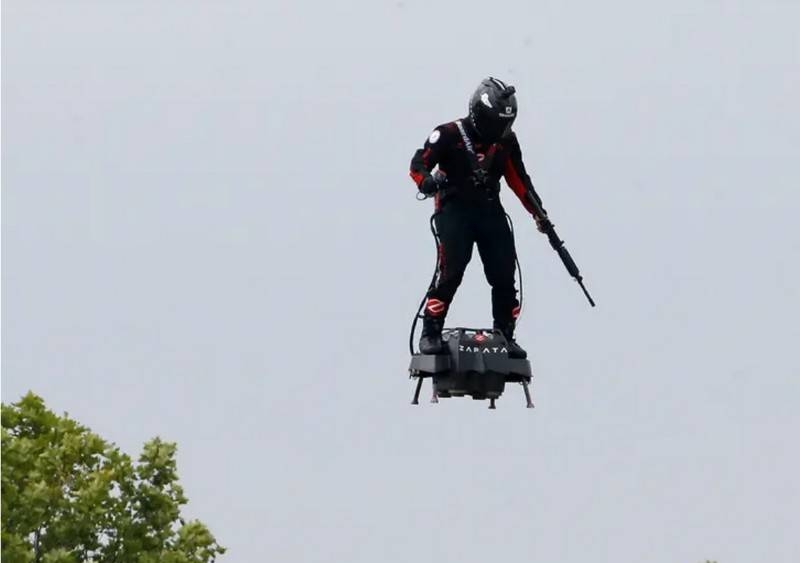 Flying platform for the soldiers showed a military parade in Paris