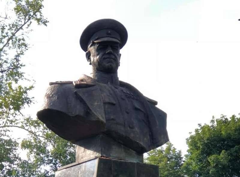 In Kharkov restored bust of Marshal Zhukov, nationalists demolished
