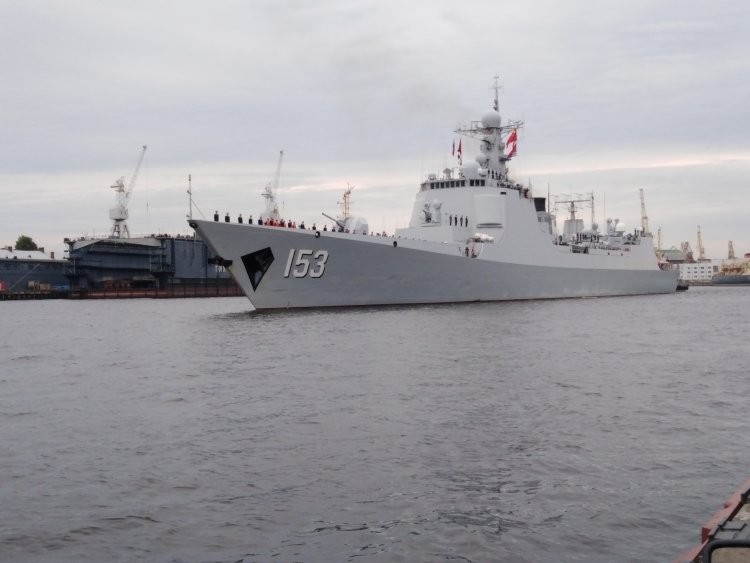 Ракетный эсминец ВМС Китая «Сиань» прибыл в Петербург для участия в параде