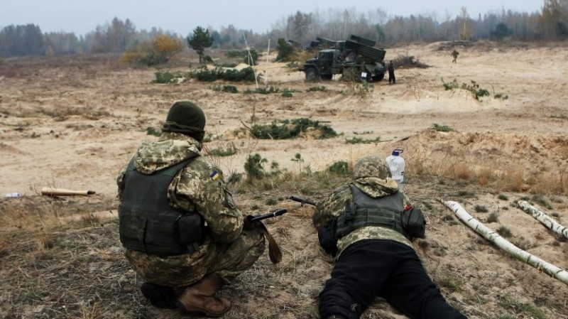 Боец ВСУ расстрелял националистов в Донбассе