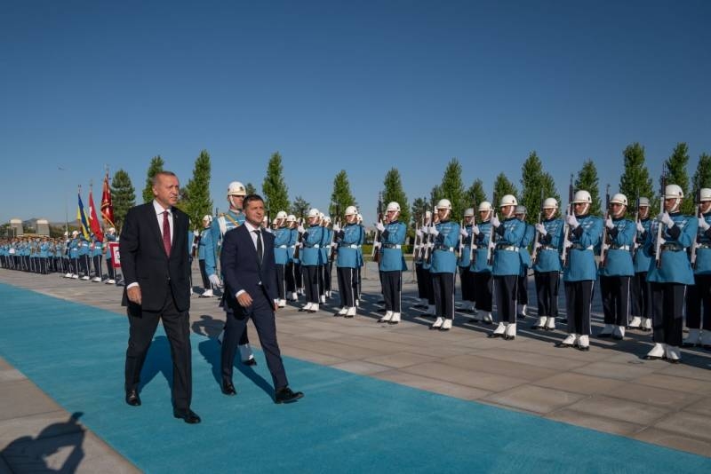 Les experts ont proposé, что Зеленский хочет научиться у Эрдогана налаживанию отношений с РФ