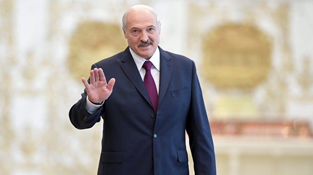 Why Lukashenka has presented Bolton chocolate, barter — кортик, а его жене — отрез ткани