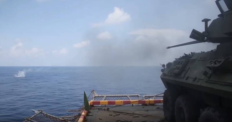БТР защищает американский УДК от иранских лодок