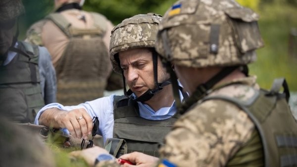 Зеленский проводит экстренное совещание из-за ситуации в Донбассе