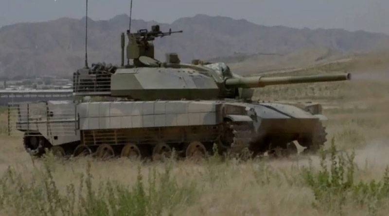 在中国，首次在解放军训练场展示轻型坦克VT-5