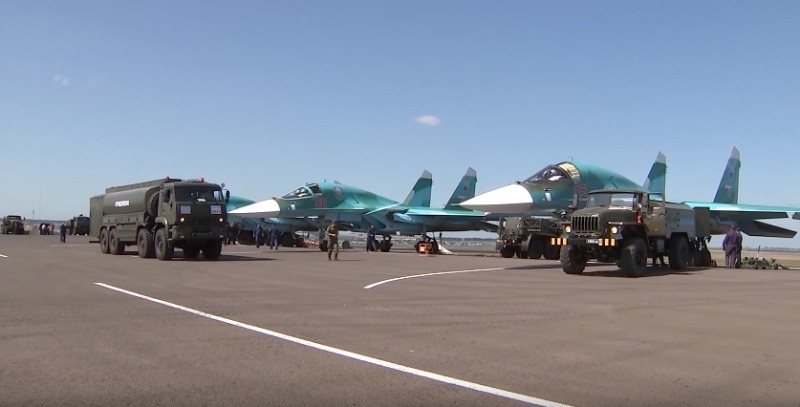 Посадку Су-34 и Ан-26 на строящуюся автомагистраль показали на видео