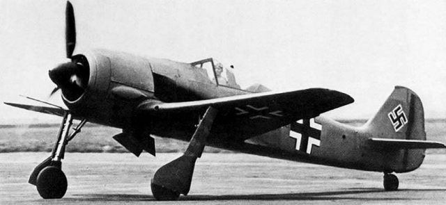 combat aircraft: FW-190 fighter 