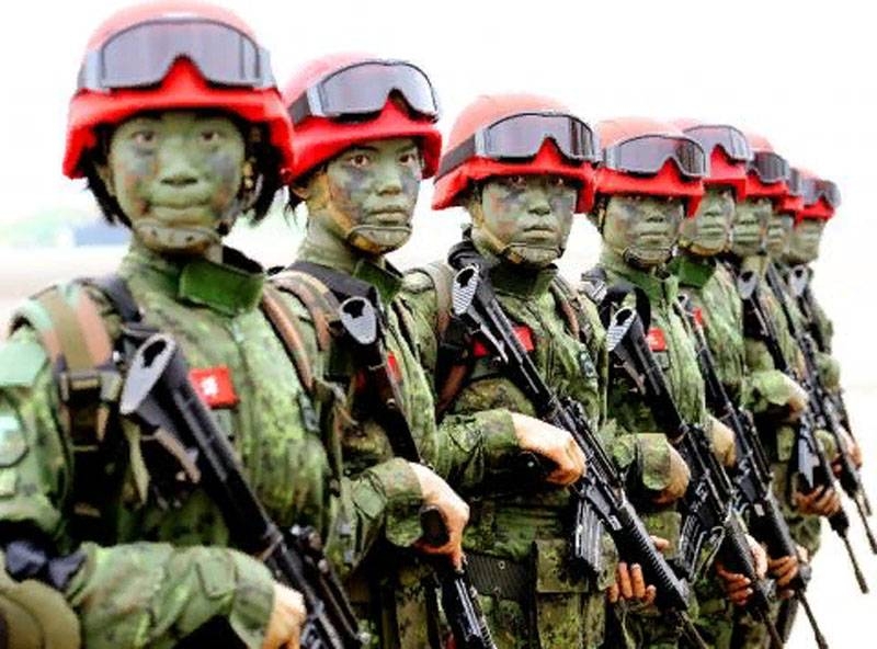 Маскировка по-тайваньски: Камуфляж "цифра" и красные каски