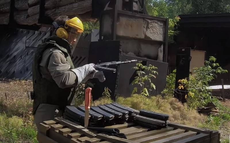 A video of the "extreme test" appeared on the Web" Kalashnikov AK-74M