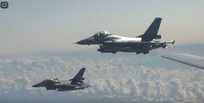 Минобороны показало видео полета российских Ту-160 в сопровождении самолетов НАТО