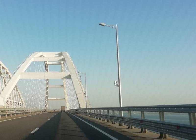 Крымскому мосту "напророчили" обрушение от грязевого вулкана и поездов