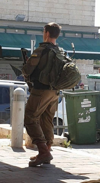 В Сети обсуждают фото израильского солдата с шевроном в виде флага Украины
