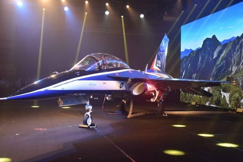 Тайвань показал первый прототип учебно-боевого самолёта ХТ-5
