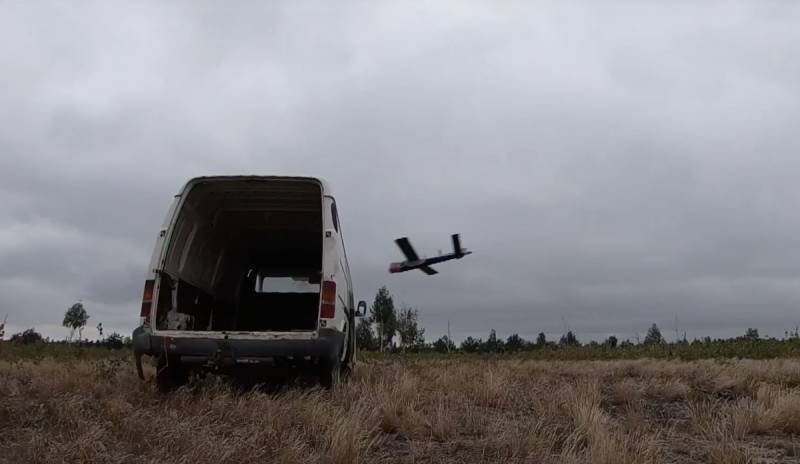 Se muestra la destrucción de un minibús por un dron kamikaze polaco
