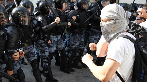 Moscow and Hong Kong: protests from a single control center