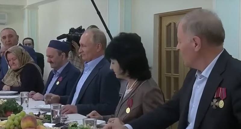 Путин прилетел в Дагестан к ополченцам, отбившим нападение боевиков в 1999 año