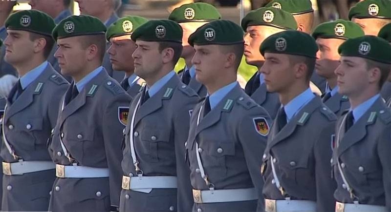 en Alemania: Con el nuevo uniforme de gala de diseñador, el soldado debe lucir elegante y apuesto.