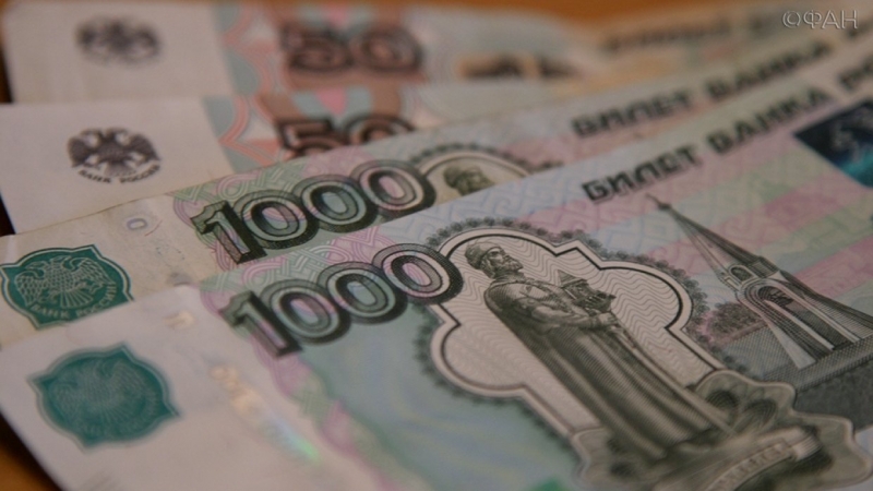 Зачем в налоговой инспекции зарплаты в 12 000 卢布? Колонка Николая Старикова